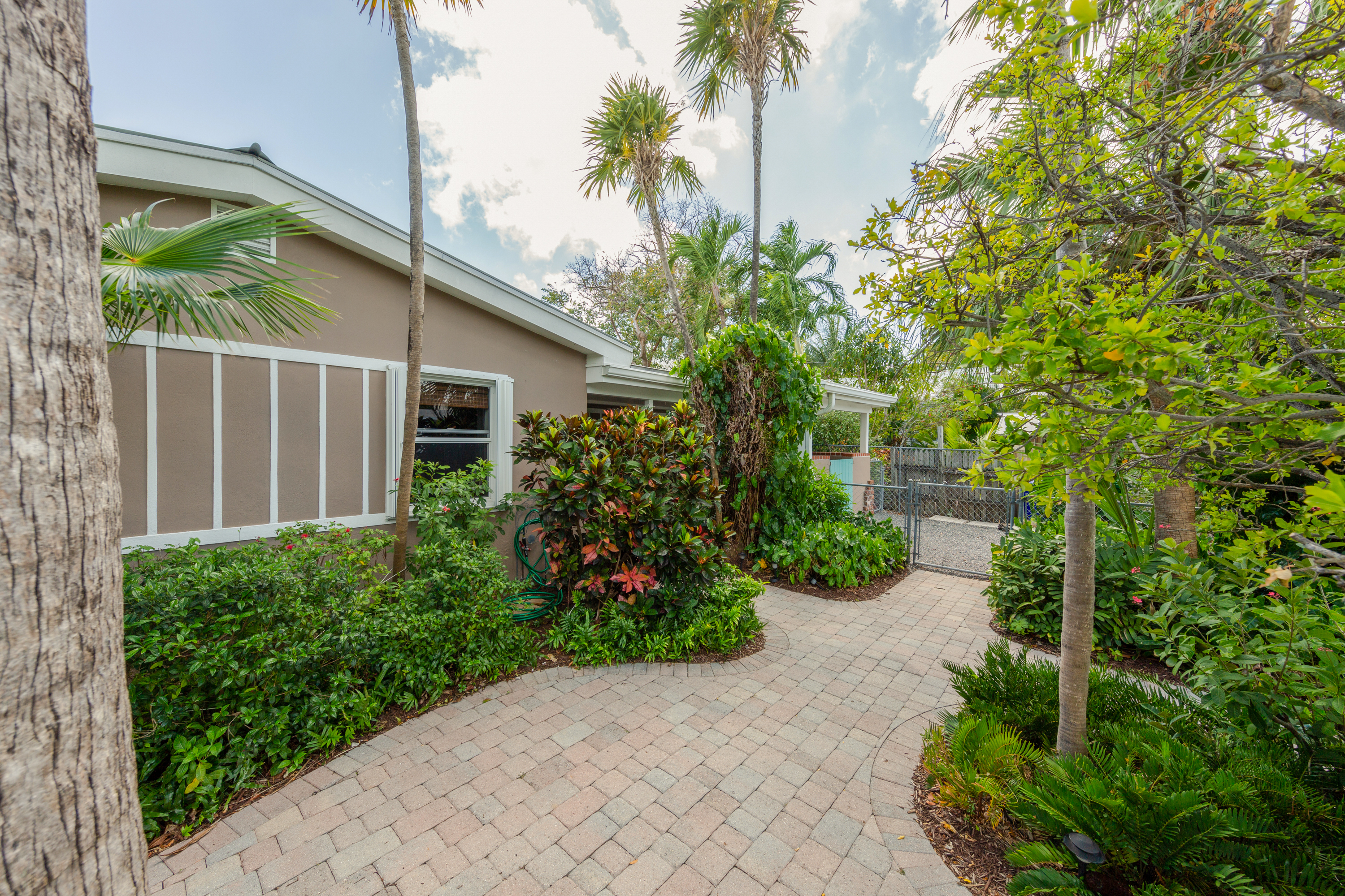 Front yard_Staples Ave, Key West